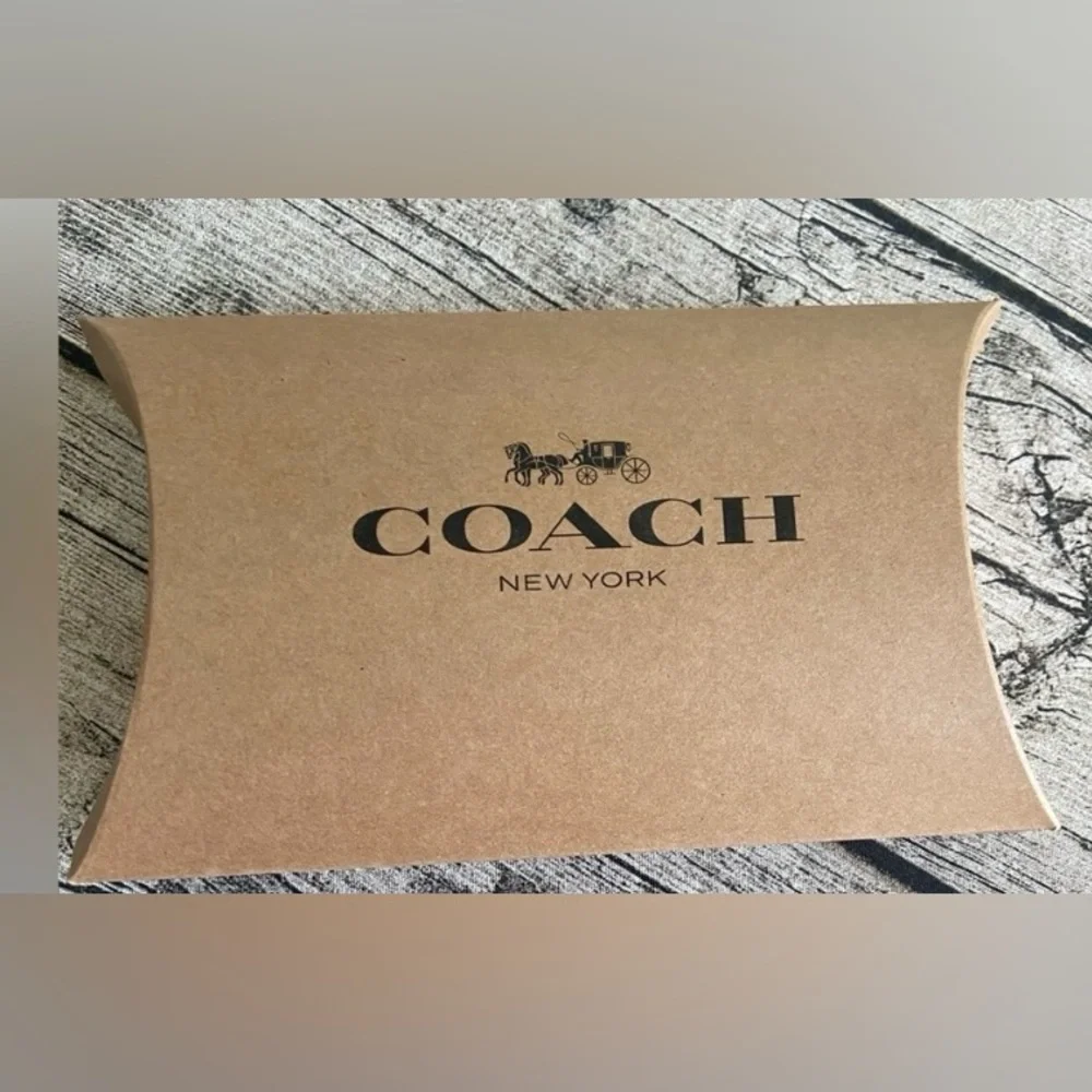 🤎 New. Coach gift box + tissue paper. 6.5 x 5.25 in. Logo printed.